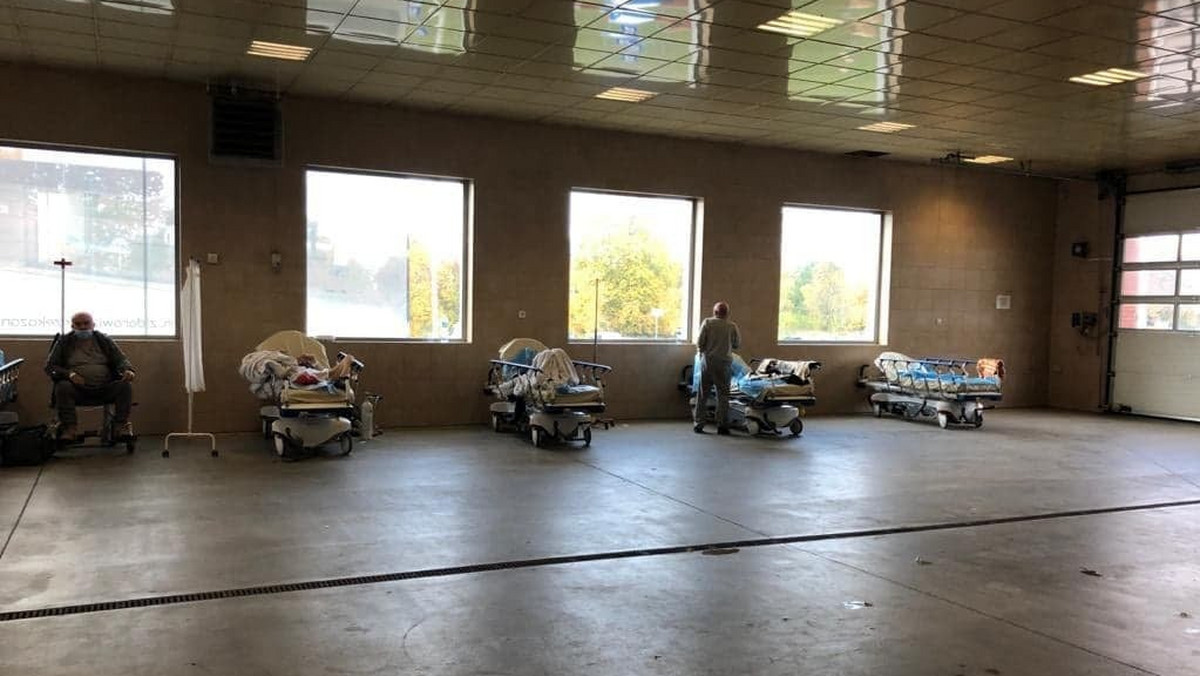 Aby zmieścić pacjentów z koronawirusem, w gorzowskim szpitalu zorganizowano dla nich miejsce na parkingu dla karetek. DO sprawy odniósł się w mediach społecznościowych dyrektor placówki.
