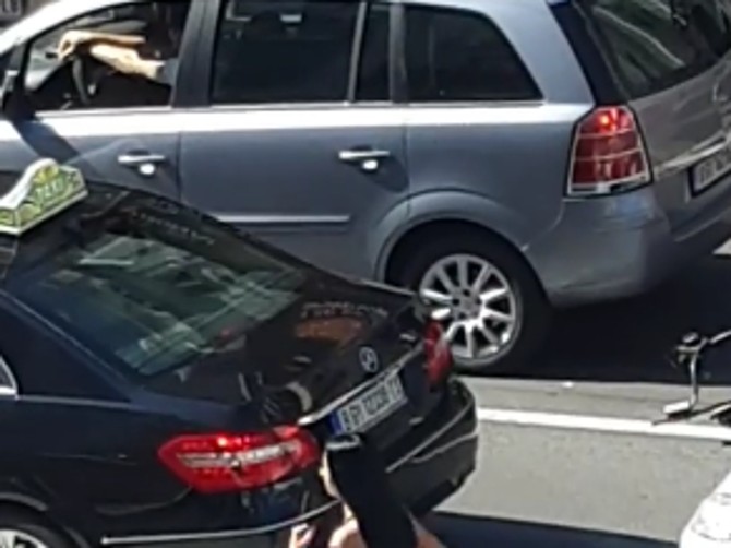 Vreli ples Beograđanke u blokiranoj ulici