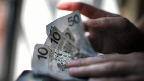 Katastrofalne konsekwencje wzrostu płacy minimalnej. Rząd daje, ale musi liczyć się ze skutkami