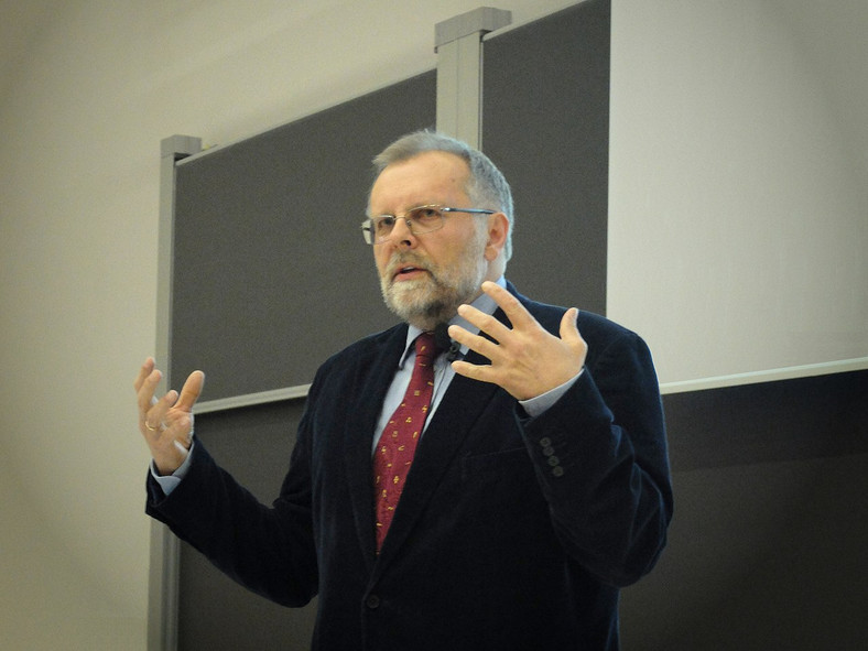 Profesor Szymon Malinowski na wykładzie na Wydziale Fizyki Uniwersytetu Warszawskiego