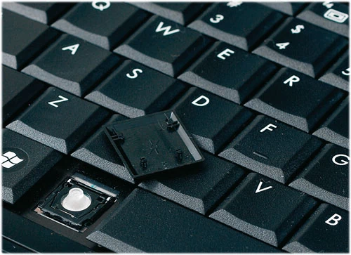 Klawisze w laptopie mają taki sam mechanizm jak w niskoprofilowych klawiaturach do peceta