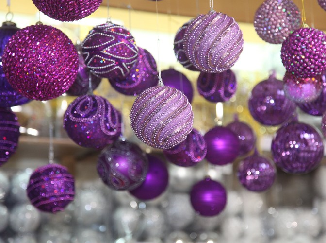 Szczypta szaleństwa - bombki w różnych odcieniach fioletu, posypane brokatem