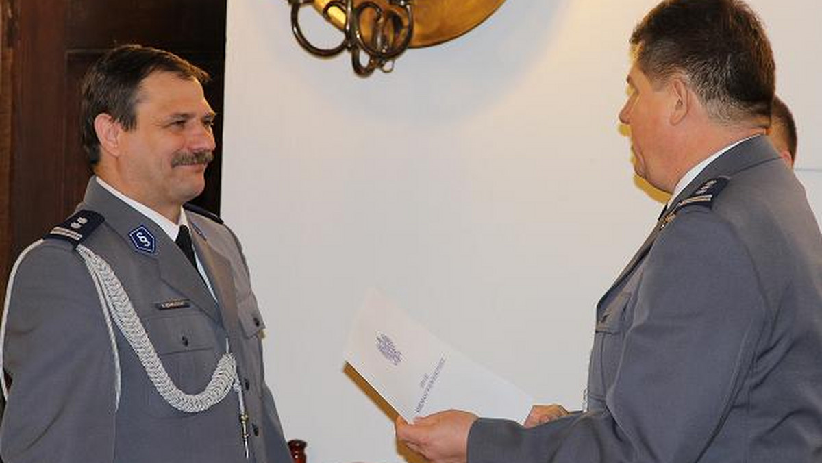 Młodszy inspektor Tomasz Kawarski został nowym Komendantem Powiatowym Policji w Brzegu. Zastąpił odchodzącego na emeryturę inspektora Sławomira Michalskiego - informuje opolska policja.