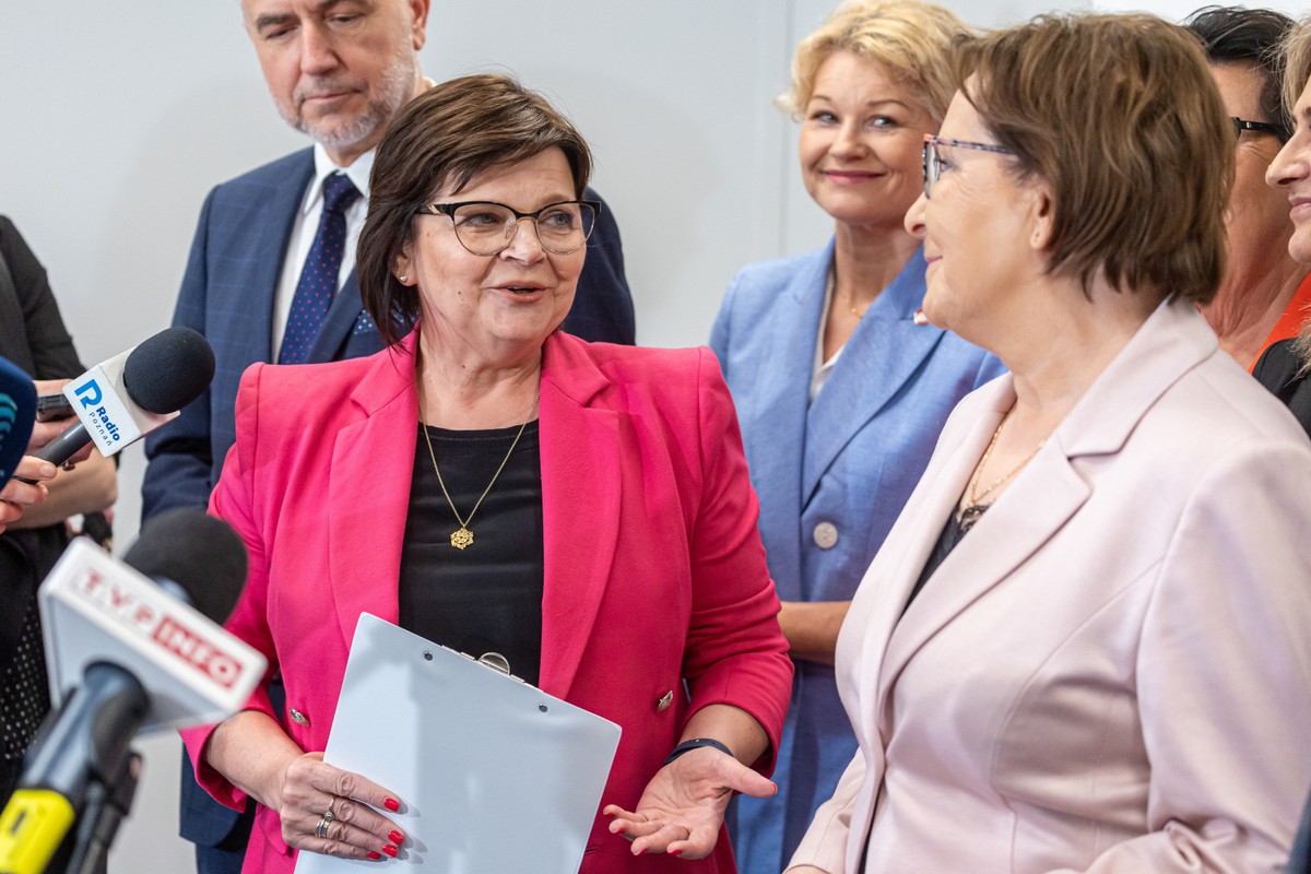 Minister zdrowia Izabela Leszczyna i europosełanka Ewa Kopacz na konferencji prasowej w Ginekologiczno-Położniczym Szpitalu Klinicznym im. H. Święcickiego Uniwersytetu Medycznego im. K. Marcinkowskiego w Poznaniu