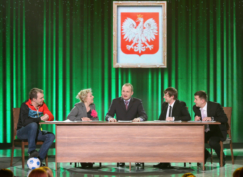 Robert Górski (w centrum zdjęcia) w jednym z odcinków "Posiedzenia rządu" (2012)
