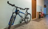 Czy sąsiad może trzymać rower i wózek na klatce schodowej? Opinia prawnika