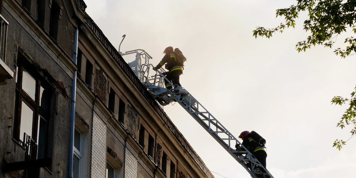 Groźny pożar w kamienicy przy ul Gdańskiej. Dwoje dzieci trafiło do szpitala