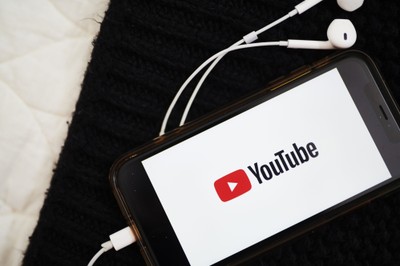 Jak włączyć polskie napisy na YouTube? Jak je powiększyć lub zmienić czcionkę?