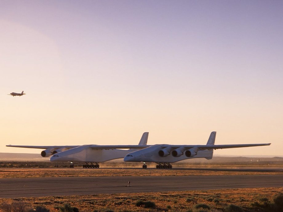 Stratolaunch Roc na pasie startowym.  