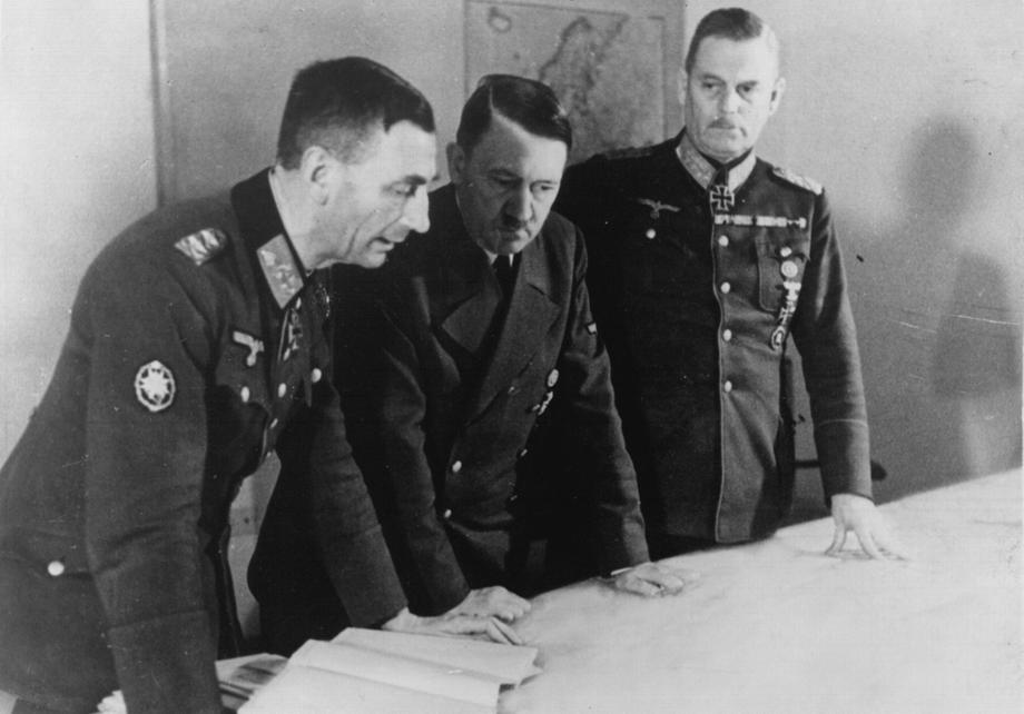 Adolf Hitler przyjmuje meldunek Eduarda Dietla (z lewej) o działaniach na froncie północnym, po prawej: szef Naczelnego Dowództwa Wehrmachtu, feldmarszałek generał Wilhelm Keitel, 29 grudnia 1941 r
