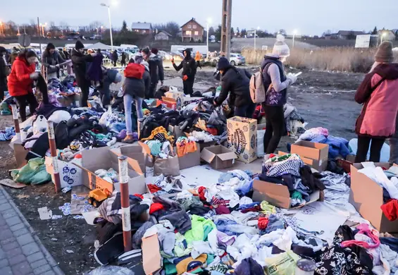 "Nie dawajmy Ukraińcom starych łachów. Nie odzierajmy ich z godności". Jak nieść pomoc odzieżową?