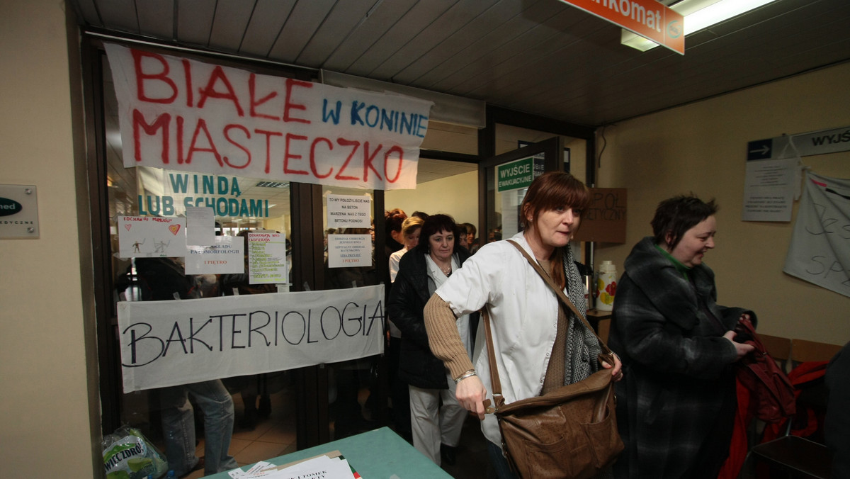 Osiem osób kontynuuje w sobotę strajk głodowy w Wojewódzkim Szpitalu Zespolonym w Koninie (Wielkopolska). Jednocześnie trwa okupacja budynków placówki. Prowadzone w piątek negocjacje w sprawie podwyżek płac nie przyniosły efektu.