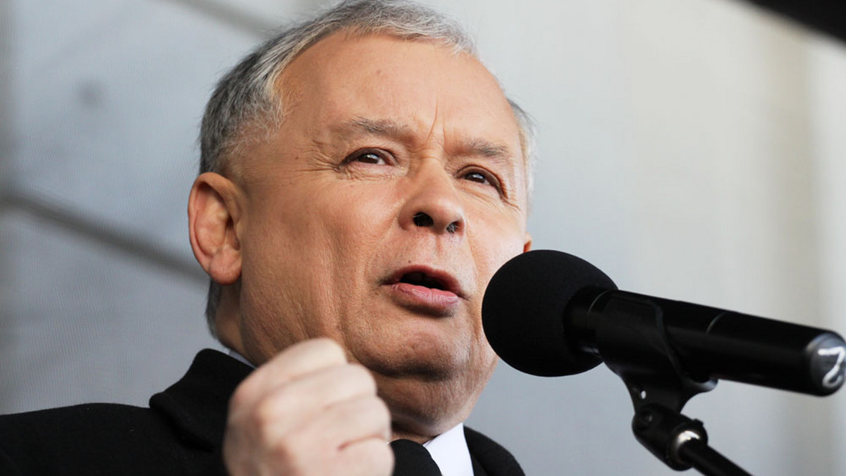 Jak doniósł portal Fakt24.pl, Jarosław Kaczyński trafił wczoraj do szpitala. Miał on zostać przewieziony do Wojskowego Instytutu Medycznego przy ul. Szaserów w Warszawie. To już nie pierwszy raz, kiedy prezes PiS z powodów zdrowotnych musi sięgać po pomoc lekarzy. Czy organizm lidera partii rządzącej coraz gorzej radzi sobie z politycznym stresem?