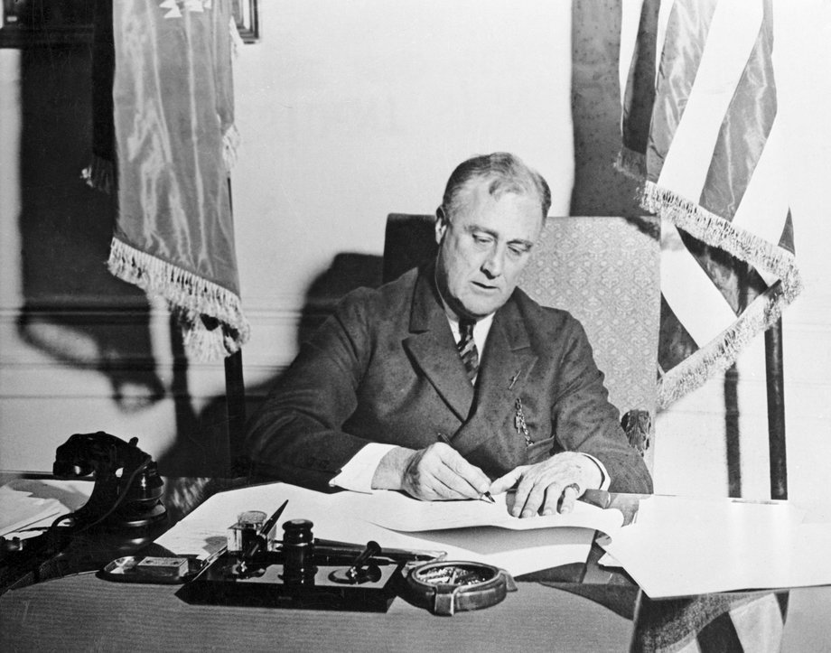 Prezydent Franklin Delano Roosevelt w momencie składania podpisu pod jedną z ustaw zaliczanych do Nowego Ładu. 32. prezydent USA jako jedyny urzędował dłużej niż dwie kadencje. Kilka lat po śmierci, która przerwała jego czwartą kadencję, do konstytucji wprowadzono poprawkę, ograniczającą liczbą kadencji do dwóch, co wcześniej było jedynie zwyczajem