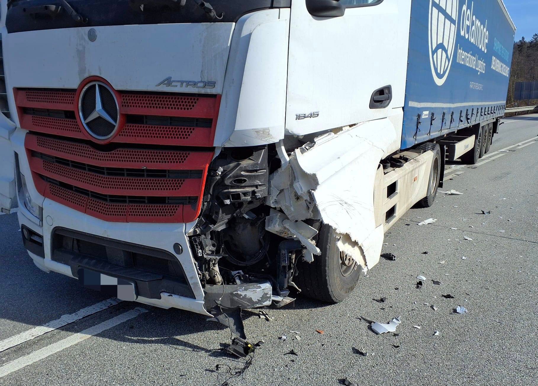 Dopravná nehoda nákladného a osobneho automobilu v čadci.