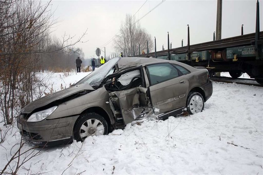 Auto wjechało pod pociąg. FOTO