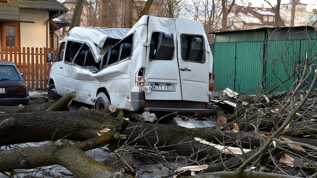 Wczoraj wieczorem halny wiejący w Tatrach przybrał na sile, w porywach osiągał prędkość 176,5 km na godzinę. Żywioł uszkodził 50 domów, sieci energetyczne i samochody oraz powalał drzewa na jezdnie. Kilkadziesiąt osób zostało rannych. Po południu wiatr będzie jednak stopniowo ustępował.