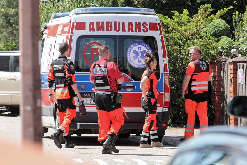 Dramat w Komorowie. Służby otoczyły dom. Na miejscu są antyterroryści