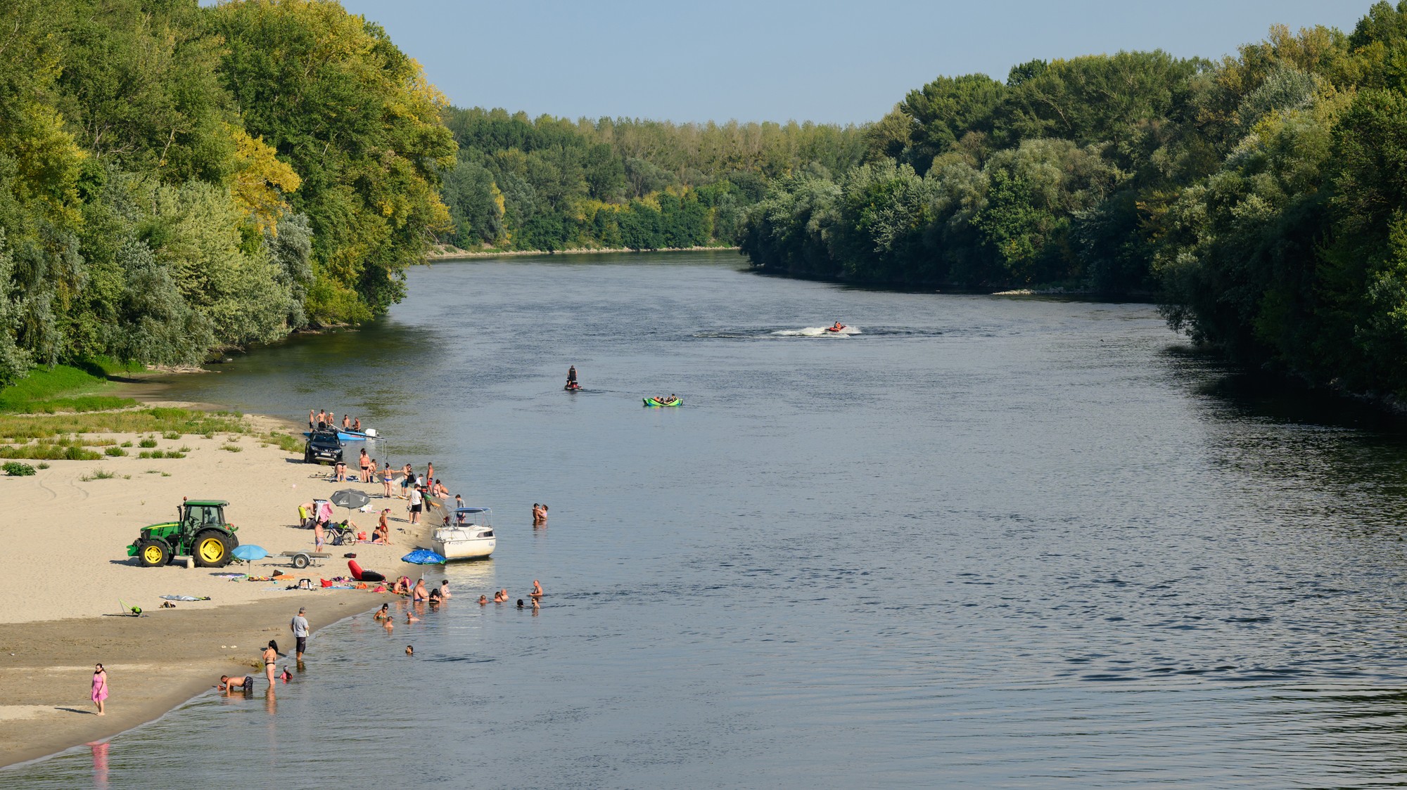 Rekreanti na Váhu pri Kolárove