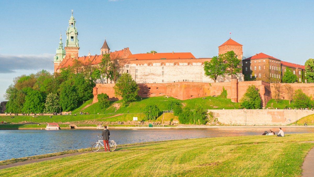 Na dachach kilkunastu budynków krakowskich instytucji miejskich powstaną niewielkie pasieki, którymi będą się opiekować wykwalifikowani pszczelarze. W przyszłości miód z własnych pasiek ma się stać produktem promującym Kraków.