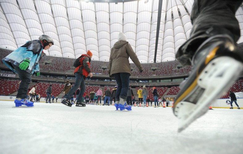 Po hucznym otwarciu w piątek 3 stycznia 2014 r. zapowiadano, że ślizgawka będzie działać do 20 lutego. Początkowo wytrzymała jednak jeden dzień. Prawdopodobnie ktoś rozsypał na taflę lodu sól, która spowodowała jego topnienie - i przypomniał o 'basenie narodowym' z meczu Polska-Anglia. Organizatorzy szybko ruszyli z odsieczą i największe w Polsce lodowisko ponownie zostało otwarte.
Tafla lodu na płycie stadionu miała ponad 2 tys. m kw. powierzchni i grubość 7 cm. Ślizgawka była czynna codziennie i natychmiast zdobyła ogromną popularność, po bilety ustawiały się wielogodzinne kolejki.
<br>
Bilet wstępu na lodowisko pozwalał na 1,5-godzinną jazdę, na miejscu można było wypożyczyć łyżwy i kaski.