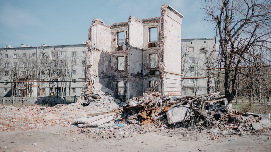 Zniszczone budynki w Łymanie w obwodzie donieckim na Ukrainie