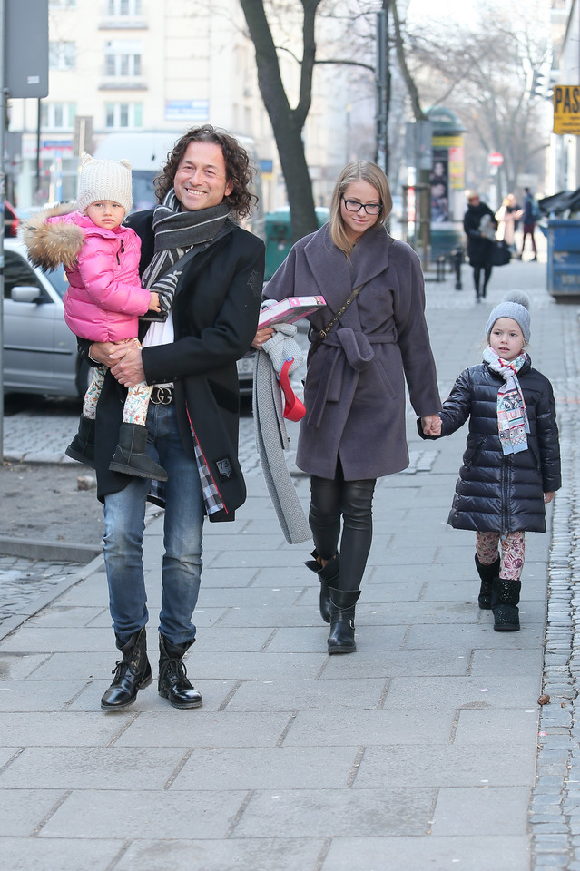 Piotr Rubik z żoną i córkami w "DDTVN"