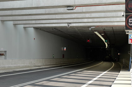 Bat na kierowców w tunelu pod Świną. Drogowcy ostrzegają