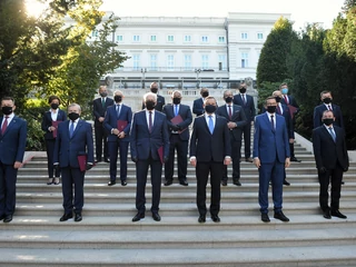 Zdjęcie po uroczystości w ogrodach Pałacu Prezydenckiego w Warszawie, na której prezydent Andrzej Duda dokonał zmian w składzie rządu Mateusza Morawieckiego