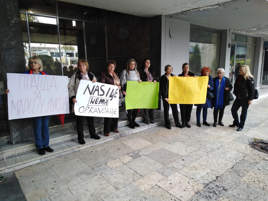 Podrška Mariji Lukić ispred sudnice u Kruševcu