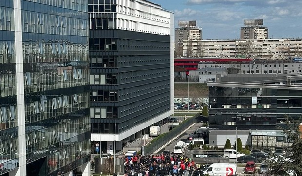 Grupa ljudi ispred zgrade televizije N1