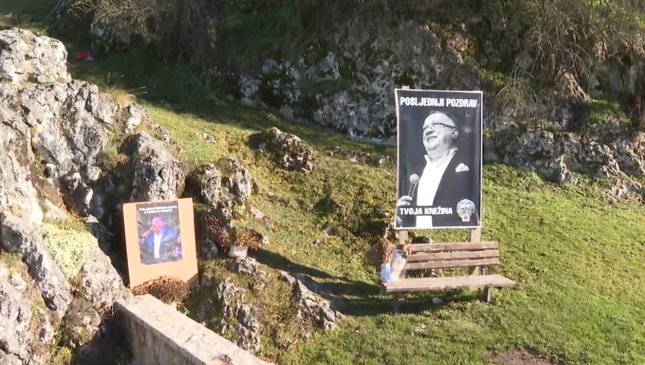 Slike Halida Bešlića pored porodične kuće u Kneževini
