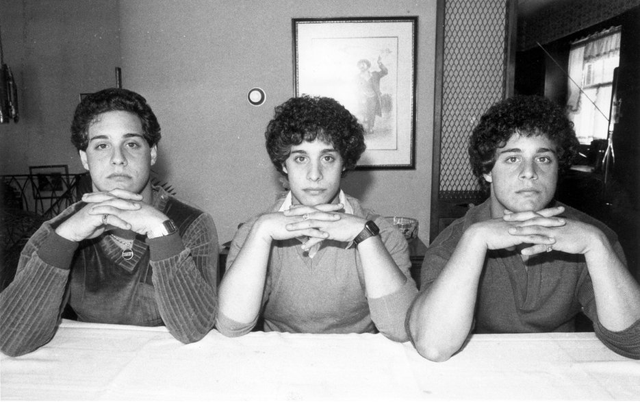 Bracia z filmu "Three Identical Strangers"