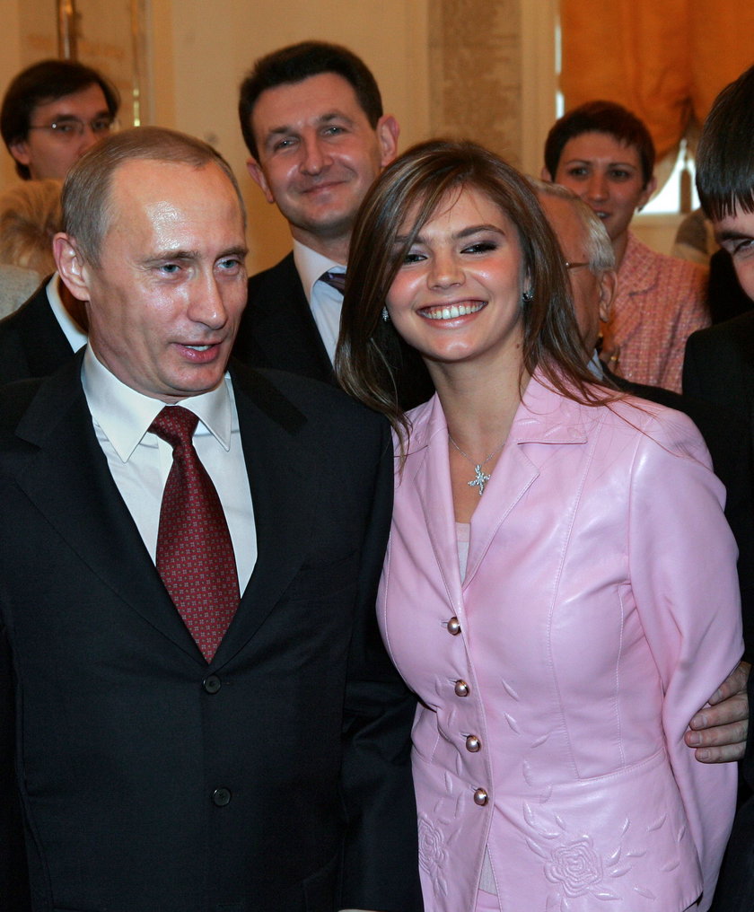 Ślubna obrączka na palcu kochanki Putina