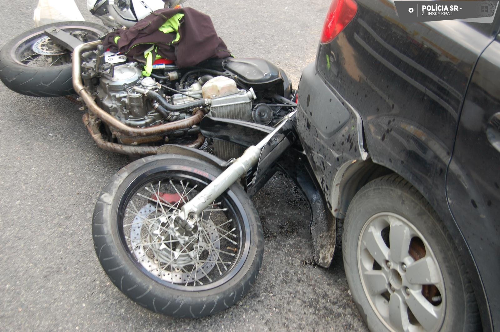 V Martine skončil motocyklista pod kosami auta.