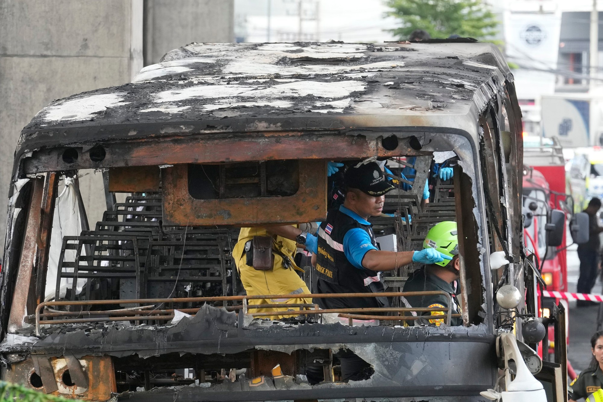 Na predmestí Bangkoku zhorel školský autobus.