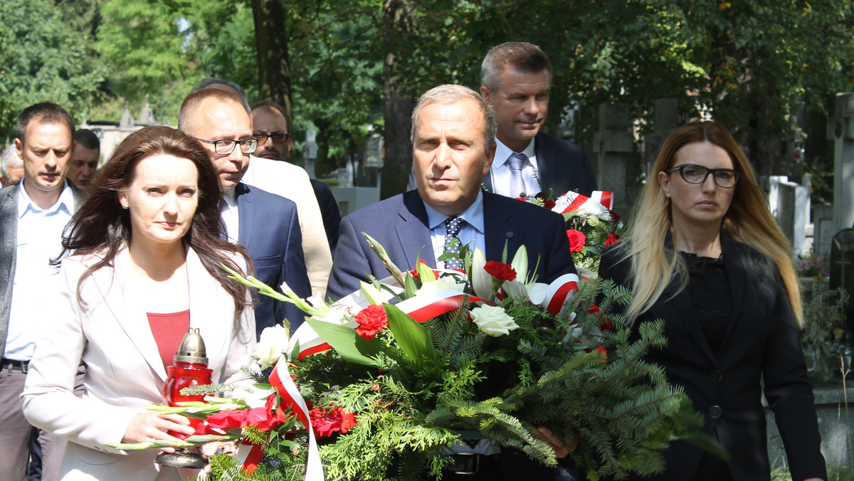 - To takie symboliczne fałszowanie historii. To rzecz, z którą nie możemy się dzisiaj pogodzić i nigdy się nie pogodzimy – tak Grzegorz Schetyna, szef Platformy Obywatelskiej skomentował incydent, do jakiego doszło dziś podczas obchodów rocznicy wybuchu II wojny światowej na Westerplatte. Chodzi o odsunięcie harcmistrza Artura Lemańskiego od odczytania Apelu Pamięci.