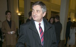 Kuchciński wpłacił 15 tys. zł na Klinikę Budzik i Caritas. 'W zamian za 23 loty samolotem rządowym'