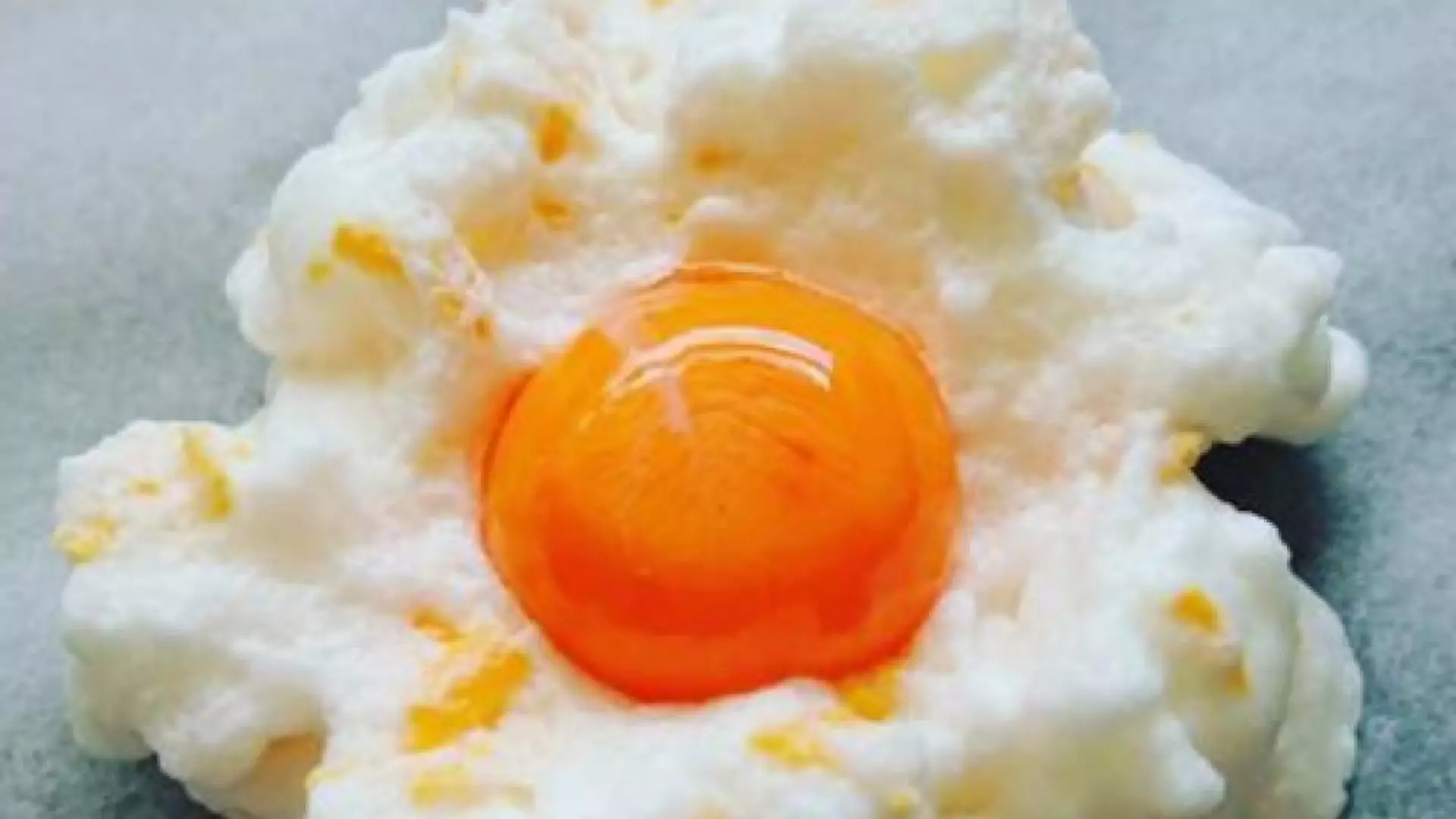 Cloud eggs, czyli jajka na chmurce: płynne żółtko na chrupkiej bezie