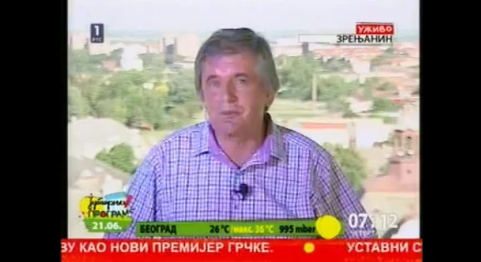 Nikola Božović, obasjan svetlom od eksplozije reflektora u studiju u Zrenjaninu...