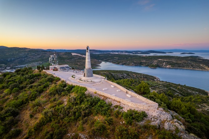 Statua Gospe od Loreta na vidikovcu Gaj