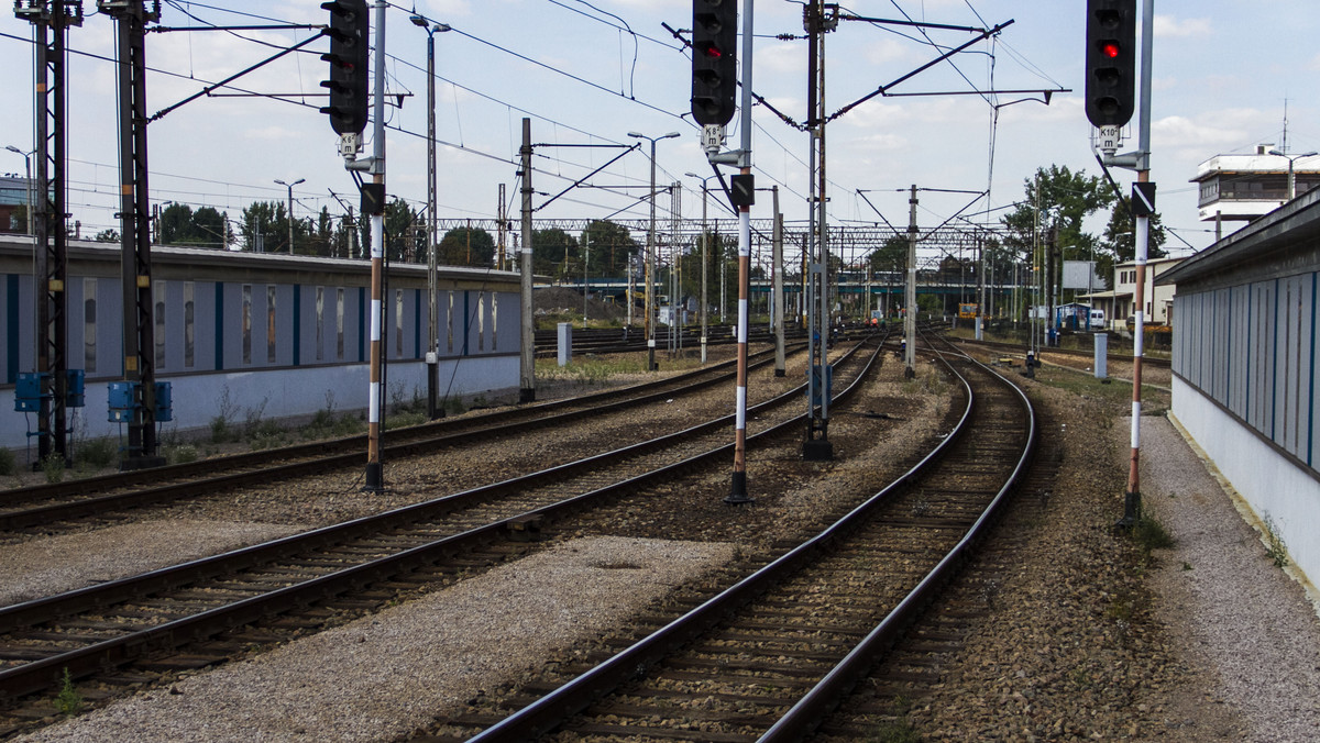 Zablokowana jest linia kolejowa z Krakowa do Katowic. W Młoszowej doszło do wypadku, samochód osobowy zderzył sie z pociągiem towarowym. W wyniku wypadku ranna została jedna osoba.
