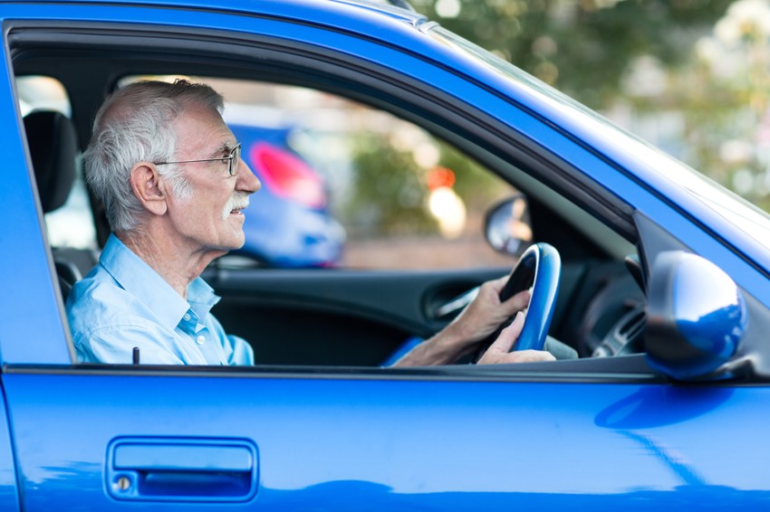 Stariji vozač automobila