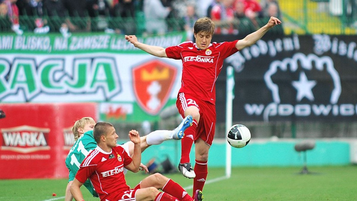 Piłkarze Lechii Gdańsk wyruszyli w piątek rano w podróż do Krakowa na mecz z Wisłą. Biało-zielony autokar wyjechał spod stadionu przy ul. Traugutta 29 tuż po godzinie 7. - Podróż do Krakowa jest podzielona na dwa etapy - mówi kierownik pierwszej drużyny Lechii, Jacek Konieczny.