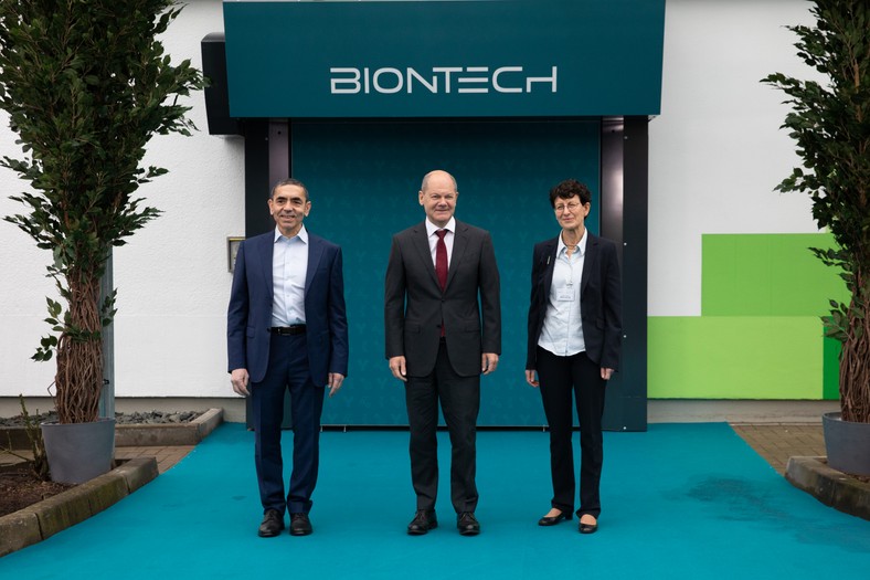 Kanclerz Niemiec Olaf Scholz (w środku), dyrektor generalny BioNtech Ugur Sahin (po lewej) oraz jego żona, czyli współzałożycielka firmy Ozlem Tureci w fabryce koncernu produkującego szczepionki mRNA w Marburgu w środkowych Niemczech, 2 lutego 2023 r.