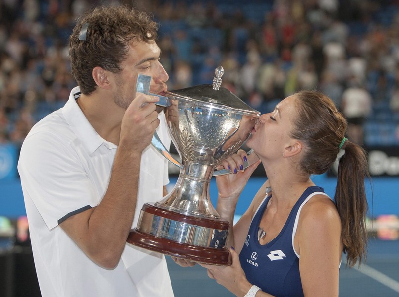 Finałowy mecz rozpoczął się od historycznego triumfu Agnieszki Radwańskiej nad Sereną Williams 6:4, 6:7, 6:1.