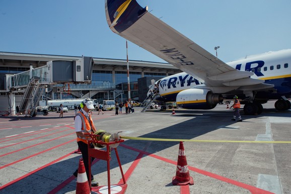 OTKRIVENO KAKVE POVREDE IMA SRBIN KOJI JE PREŽIVEO DRAMU U AVIONU! Zamalo ispao kroz prozor nakon JEZIVOG incidenta: Tragedija izbegnuta u zadnji čas