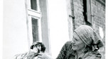 Józefa Marcinkowska z mężem, przesiedleńcy z Polesia wykonują kozę żniwną, Wrzosy, Dolny Śląsk, 1967 r. 