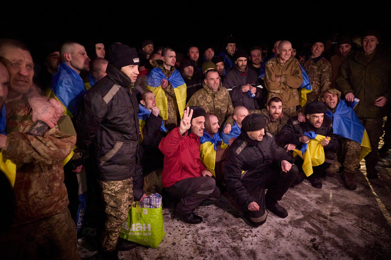230 ukraińskich żołnierzy i cywilów zostało uwolnionych i połączyło się ze swoimi rodzinami w ramach rosyjsko-ukraińskiej wymiany więźniów, 3 stycznia 2024 r.