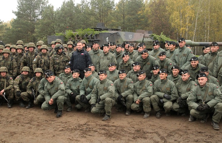 Prezydent Andrzej Duda podczas spotkania z żołnierzami 34. Brygady Kwalerii Pancernej z Żagania i 23. Pułku Artylerii z Bolesławca